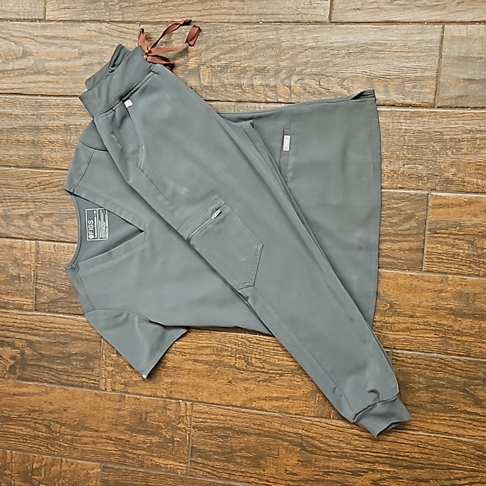 Figs Bonsai scrub set -XS Casma three pocket top & XS high waisted Zamora jogger